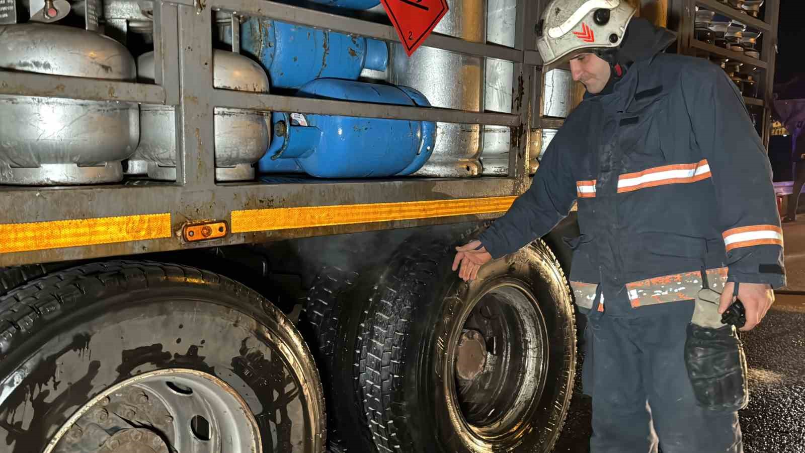 Otoyolda tüp yüklü kamyondaki yangını polis söndürdü