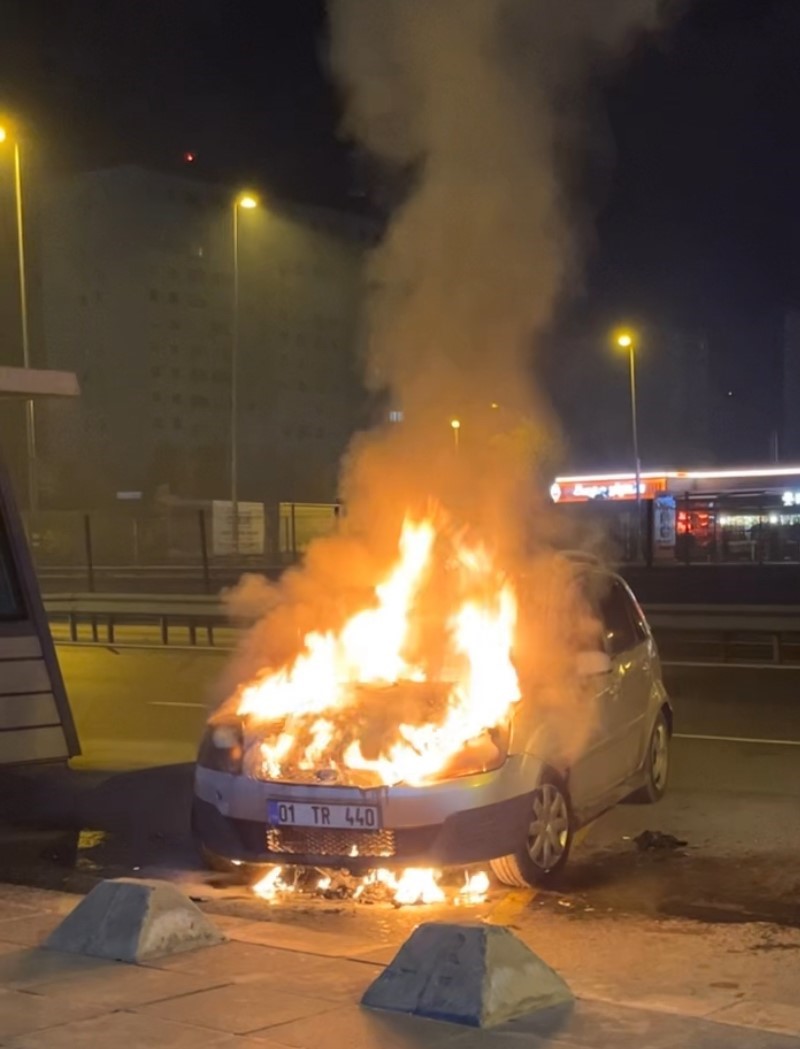 Bahçelievler’de park halindeki otomobil alev alev yandı