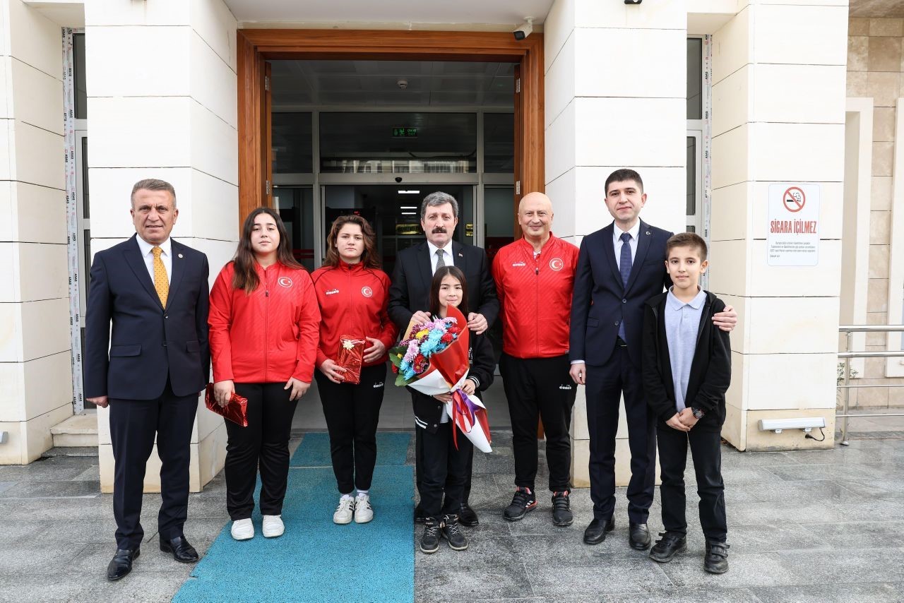 Vali Tavlı, milli sporcuları kutladı