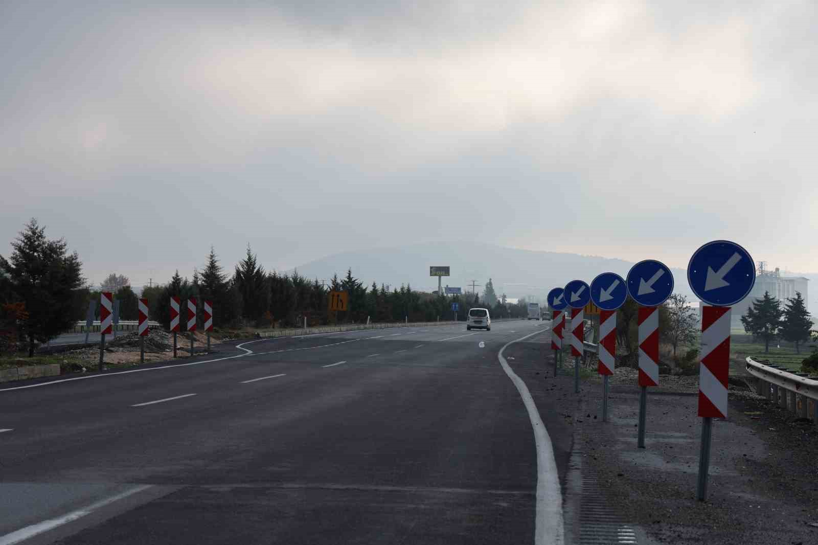 Depremin izi bu yolda hala var
