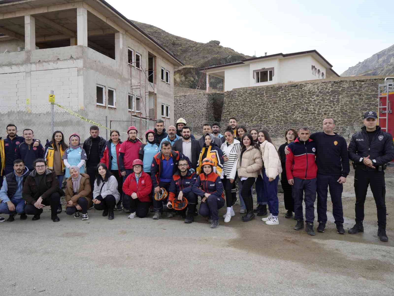 G&uuml;m&uuml;şhane&rsquo;de ger&ccedil;eği aratmayan deprem tatbikatı
