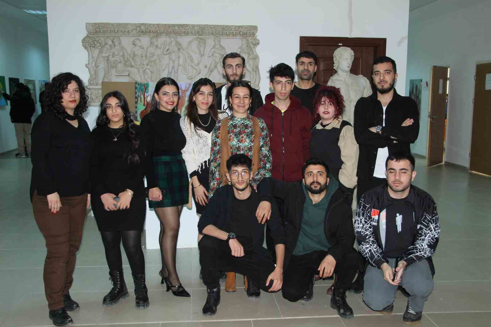 Şırnak &Uuml;niversitesi &ouml;ğrencileri &lsquo;Cumhuriyetimizin 100. Yılı&rsquo; konulu resim sergisi a&ccedil;tı
