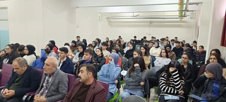 Çermik’te üniversiteye hazırlanan gençlere seminer verildi