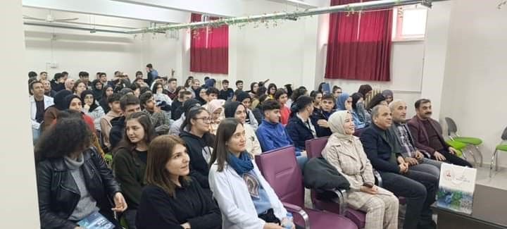 &Ccedil;ermik&rsquo;te &uuml;niversiteye hazırlanan gen&ccedil;lere seminer verildi
