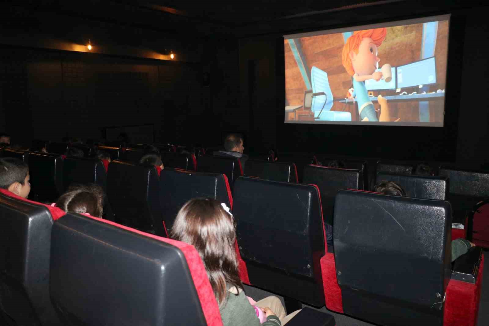 İlk defa sinemaya gitmenin mutluluğunu yaşadılar