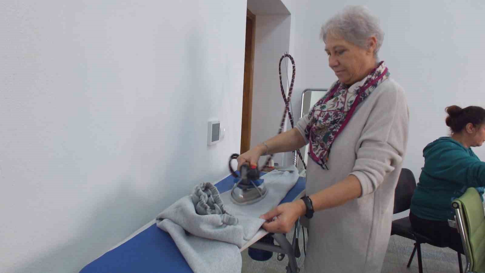Gazzeli &ccedil;ocuklar &uuml;ş&uuml;mesin diye battaniye ve giysi dikiyorlar
