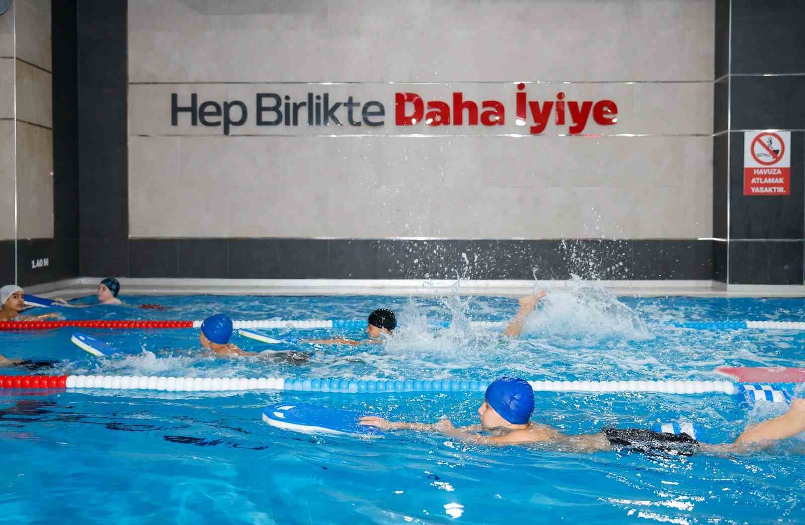 Sultangazi Belediye Başkanı Dursun&rsquo;dan sporun her dalına tam destek
