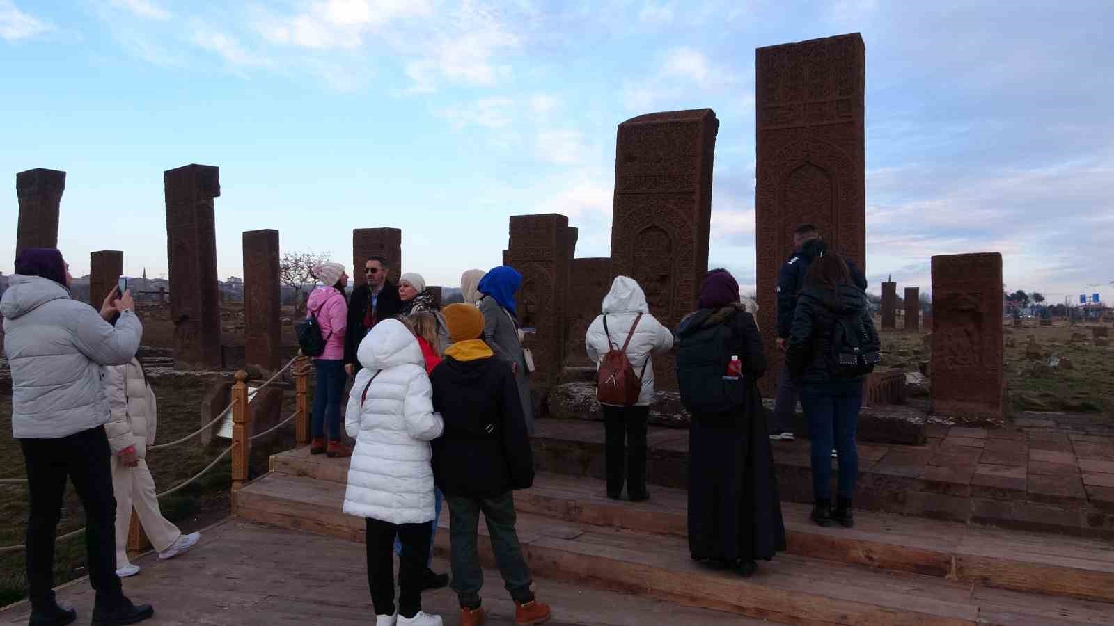 Ahlat Sel&ccedil;uklu Mezarlığına ziyaret&ccedil;i akını
