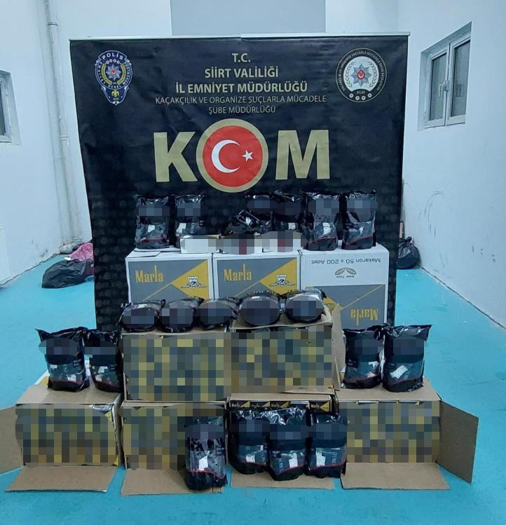 Siirt’te park halindeki bir araçta çok sayıda boş makron ve sigara filtresi ele geçirildi