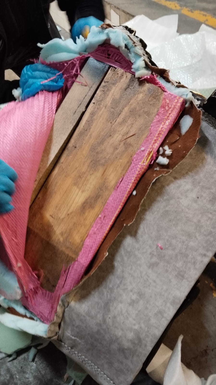 Pendik&rsquo;te ka&ccedil;ak ila&ccedil; ve uyuşturucu operasyonu
