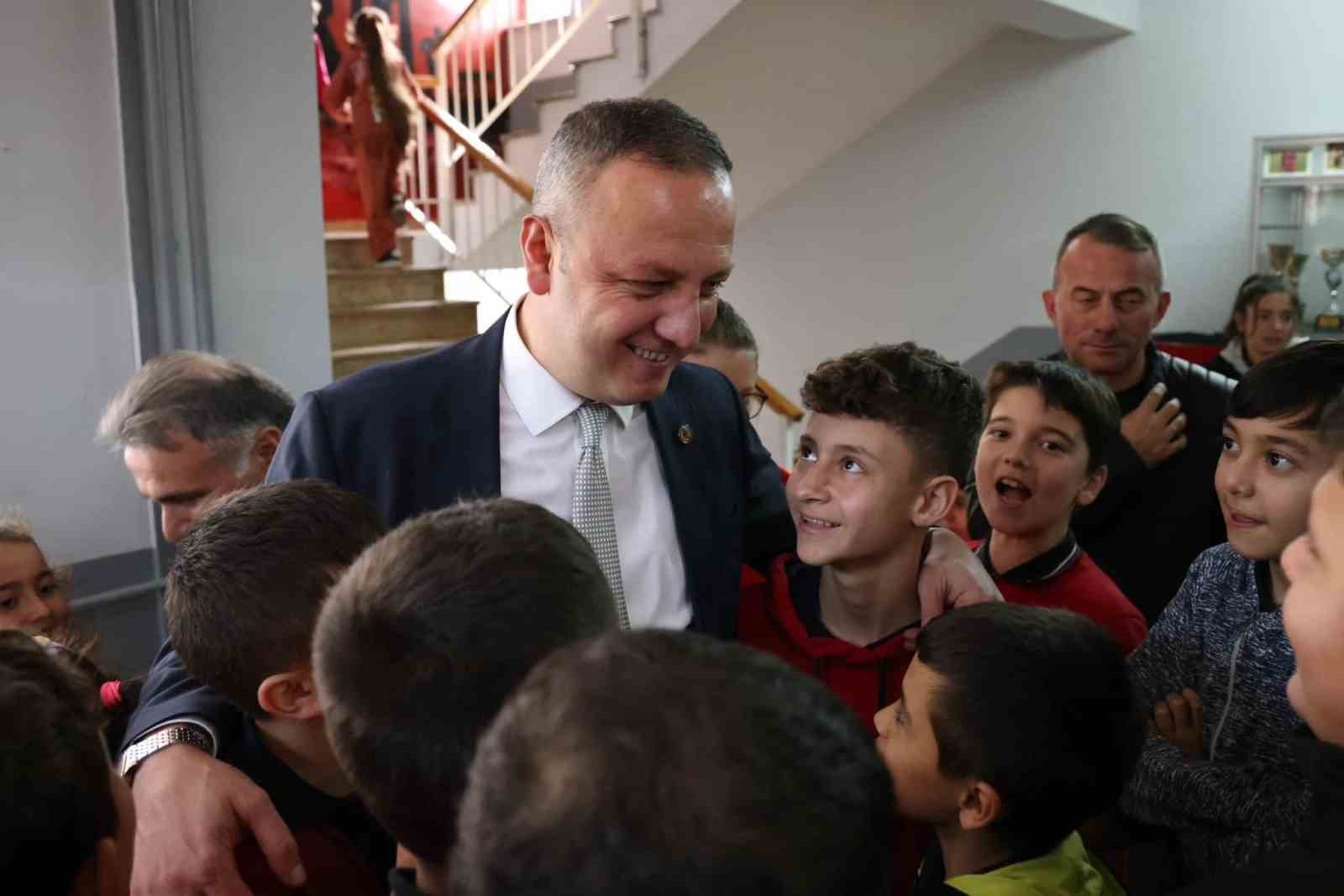 Başkan Alan, miniklerin sevincine ortak oldu
