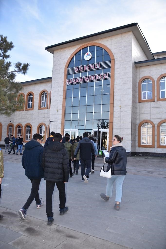 Ağrı’da öğrenciler, şehit öğretmenin hayatını anlatan filmi izledi