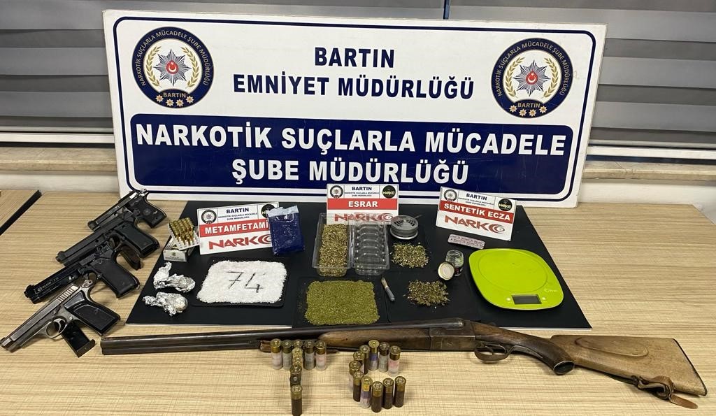 Bartın’da kaçakçılık ve uyuşturucuya darbe : 3 gözaltı
