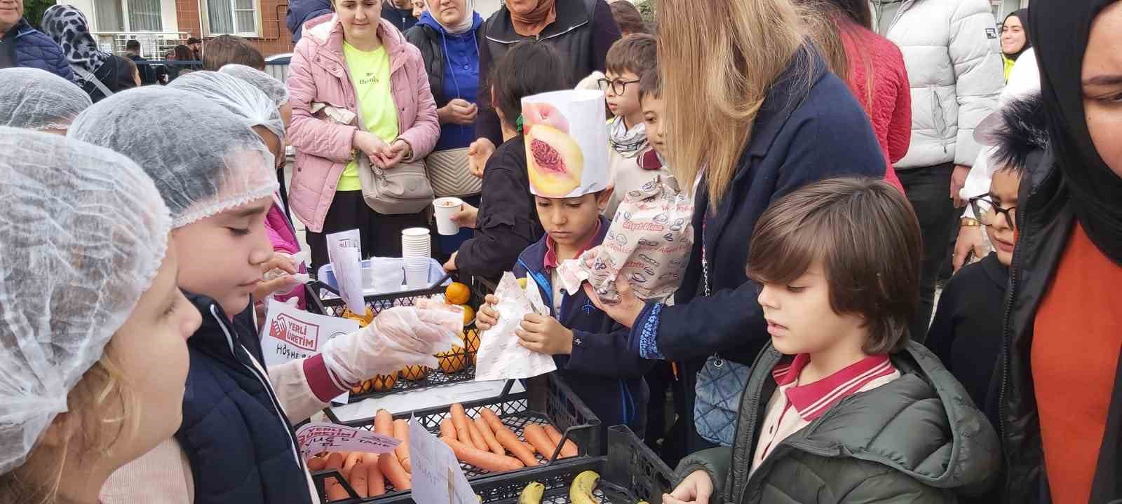 Okulun bah&ccedil;esinde &ouml;ğrenciler pazar kurdular
