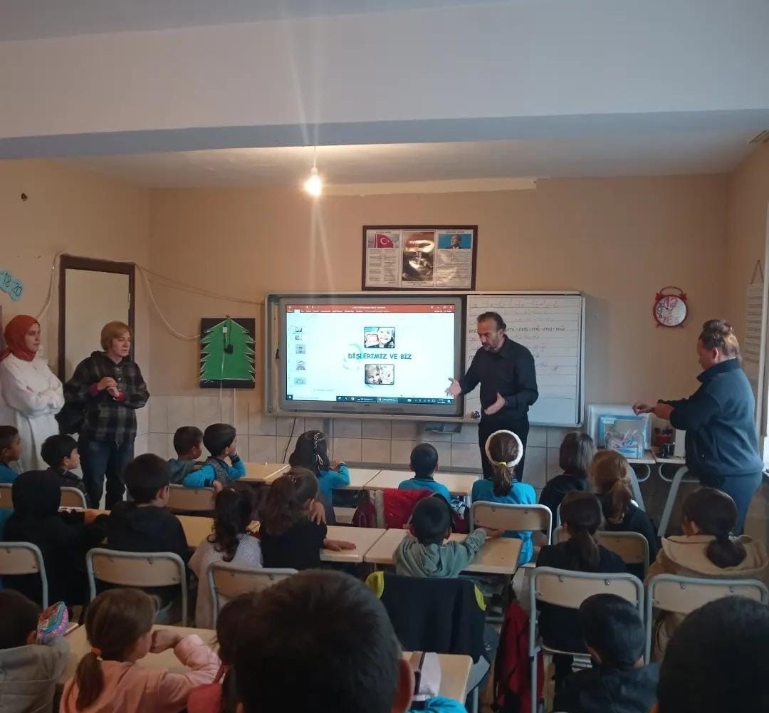 Diş Hekimi Erdal Er: "Süt dişlerinin fazla bakım gerektirmediği şeklinde yanlış bir düşünce var"