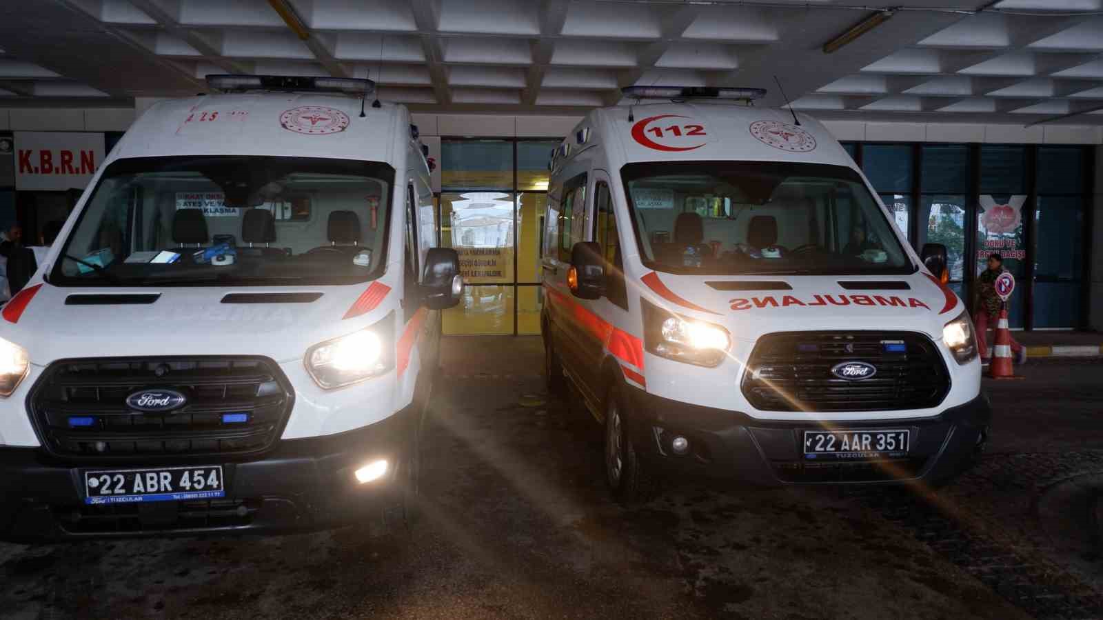 8 &ouml;ğrenci gıda zehirlenmesi ş&uuml;phesiyle hastaneye kaldırıldı
