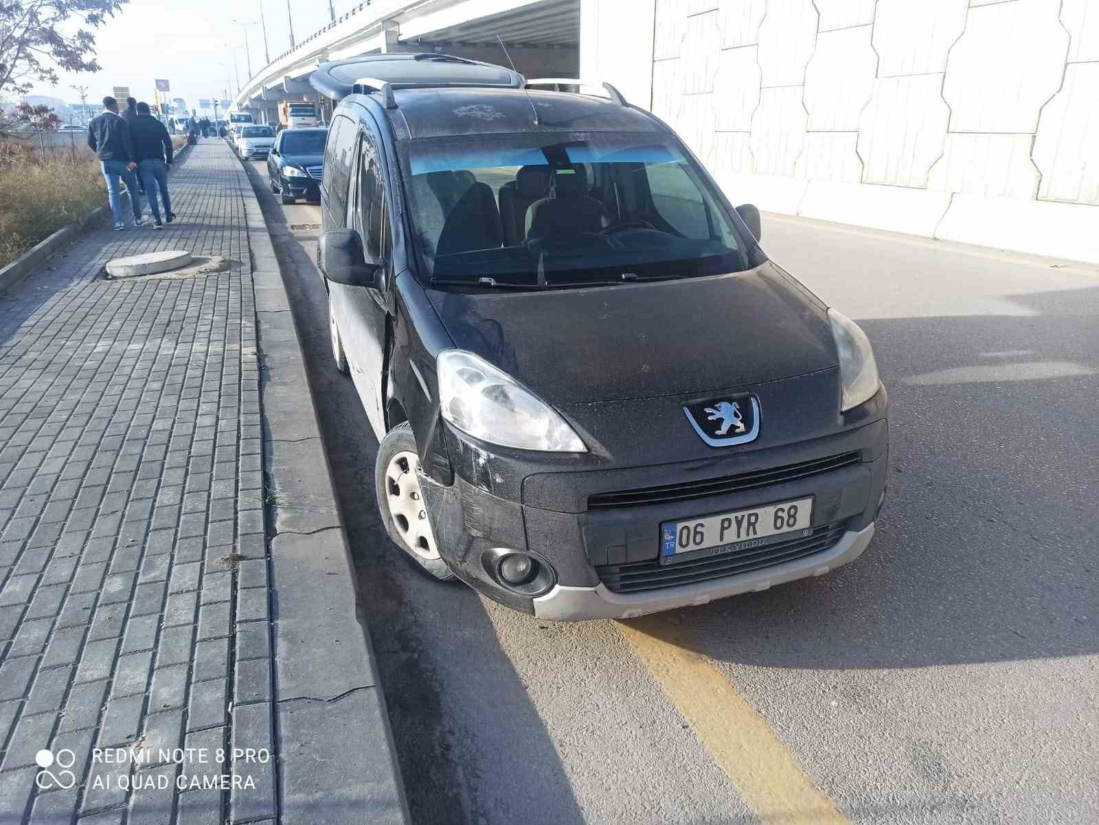 Başkentte hafif ticari ara&ccedil; ile &ccedil;arpışan motosikletli kurye hayatını kaybetti
