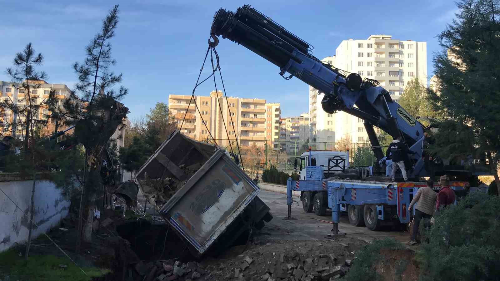 Okul bahçesinde oluşan obruğa hafriyat kamyonu düştü
