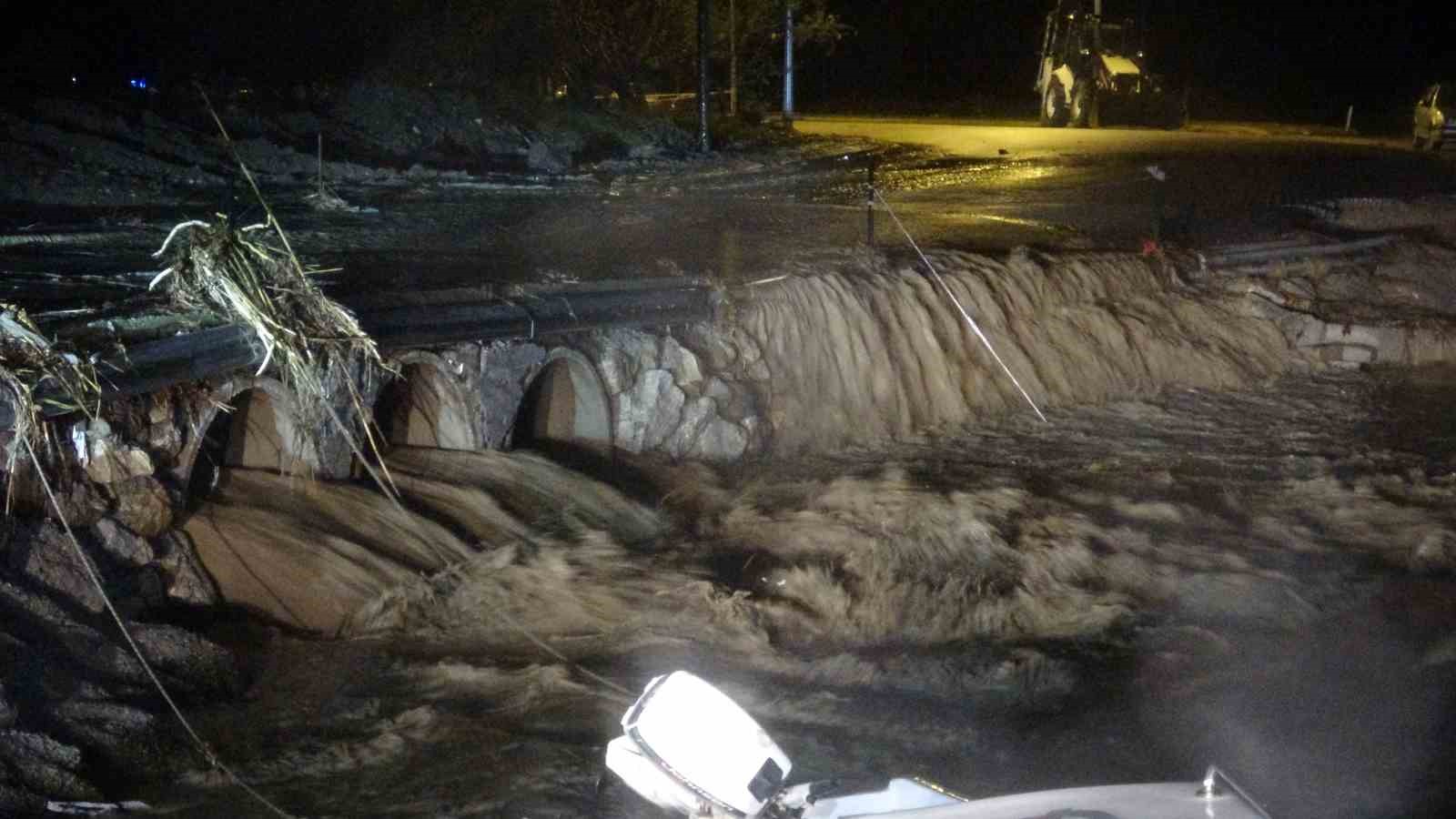 Çanakkale’de Kepez Deresi taştı, sahil yolu trafiğe kapatıldı