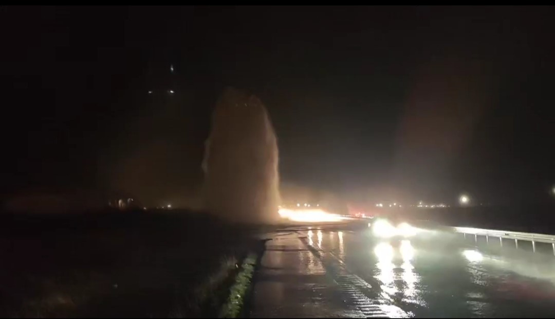 Nusaybin&rsquo;de isale hattı patladı, cadde su altında kaldı
