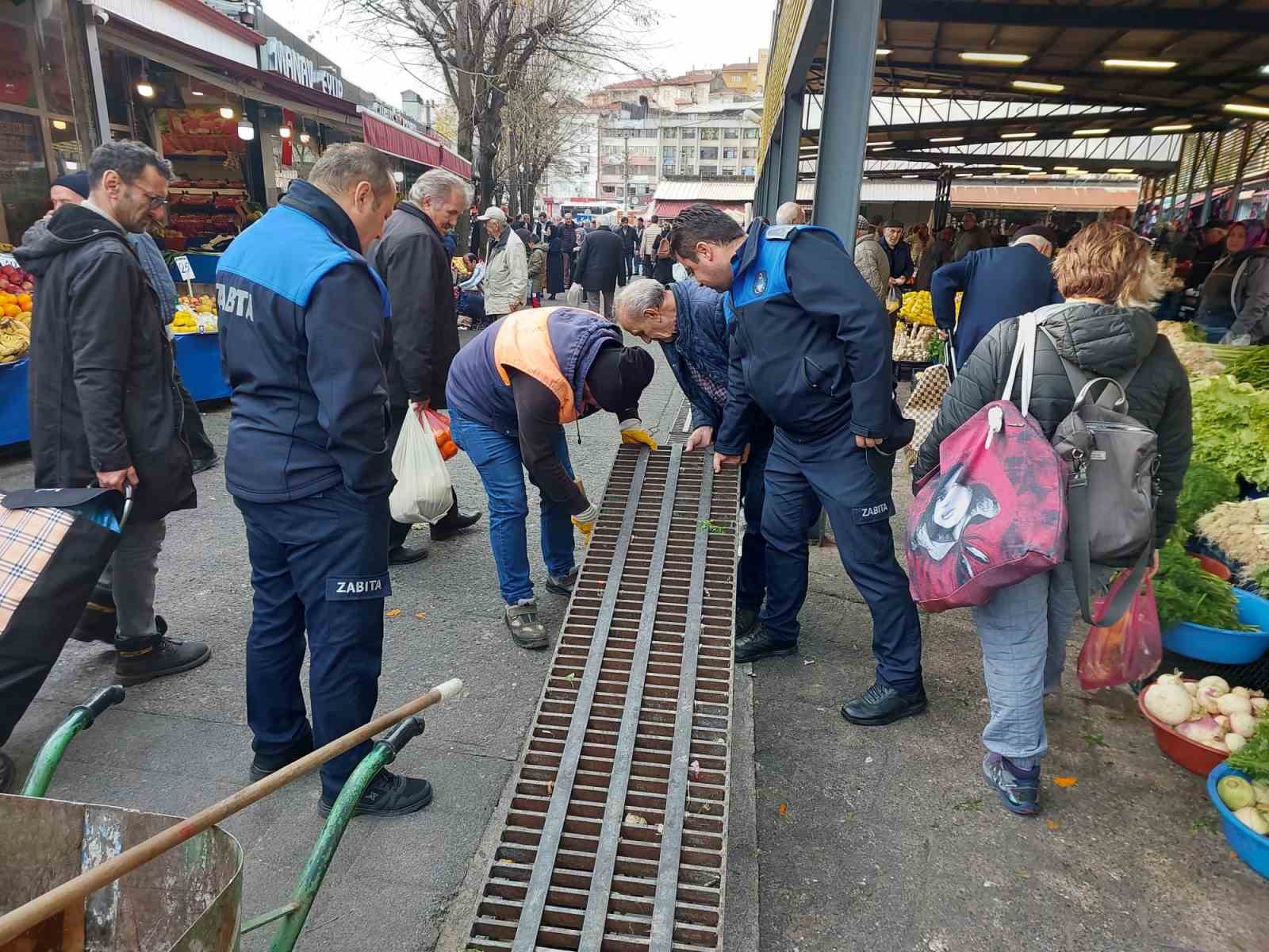 İşitme cihazını mazgala düşüren yaşlı adamın imdadına ekipler yetişti