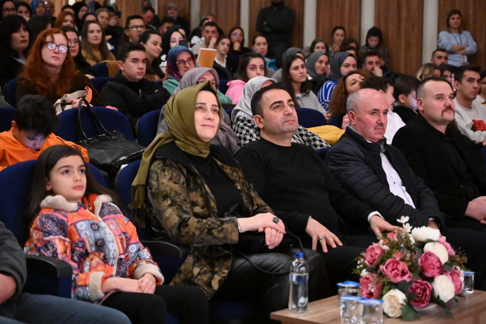 Psikolog Beyhan Budak, Biga Kitap Festivali&rsquo;ndeydi
