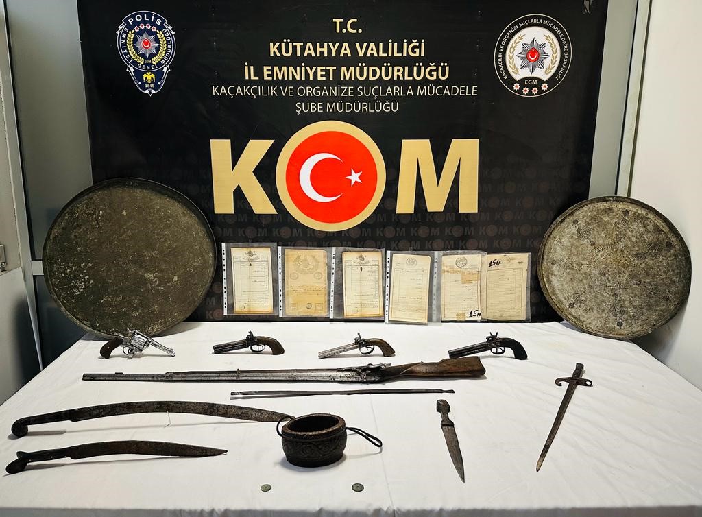 Kütahya’da şüpheli araçta 21 parça tarihi eser ele geçirildi