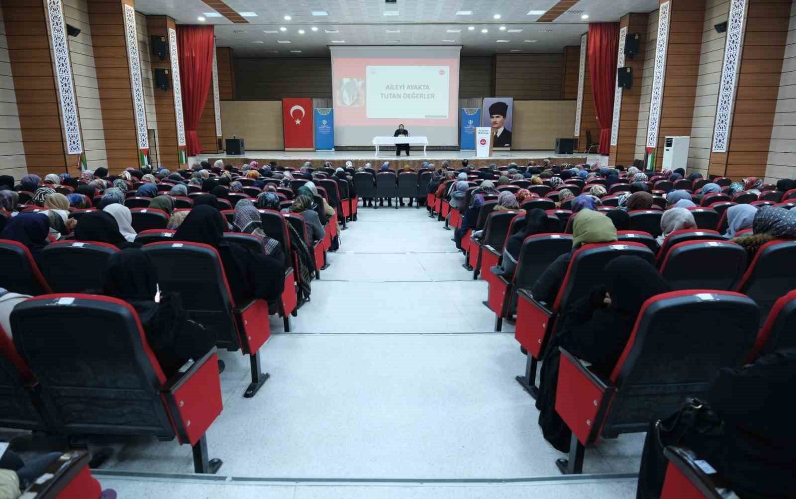 Erzincan’da kadınlara yönelik “Aileyi Ayakta Tutan Değerler” konferansı düzenlendi