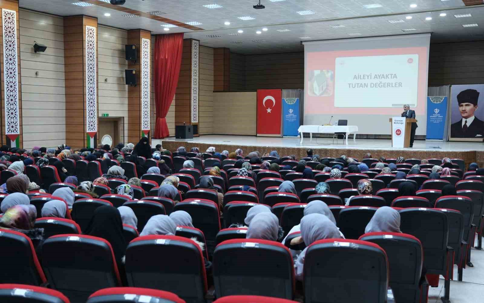 Erzincan&rsquo;da kadınlara y&ouml;nelik &ldquo;Aileyi Ayakta Tutan Değerler&rdquo; konferansı d&uuml;zenlendi

