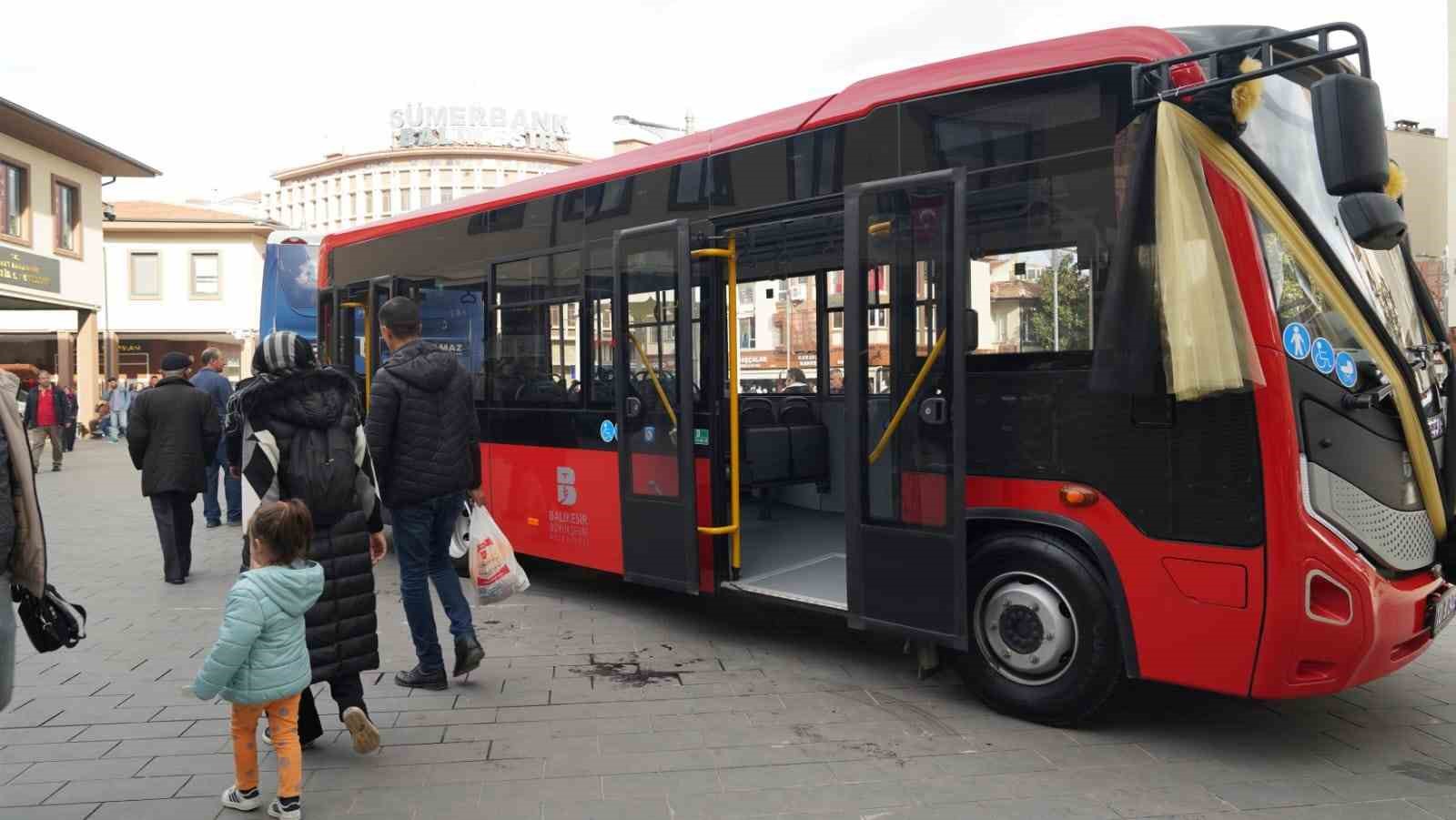Balıkesir B&uuml;y&uuml;kşehir, yeni toplu taşıma ara&ccedil;larını g&ouml;r&uuml;c&uuml;ye &ccedil;ıkardı
