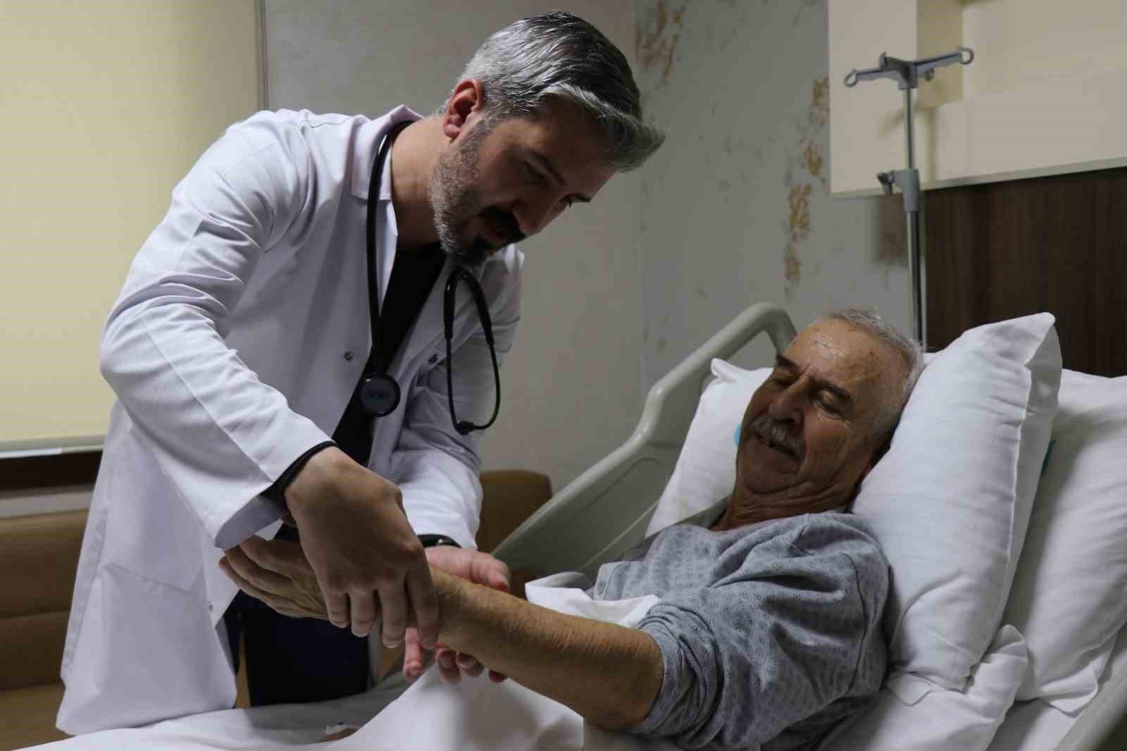 Göğüs altından açılan ufak kesiyle ağır baypas ameliyatından kurtuldu
