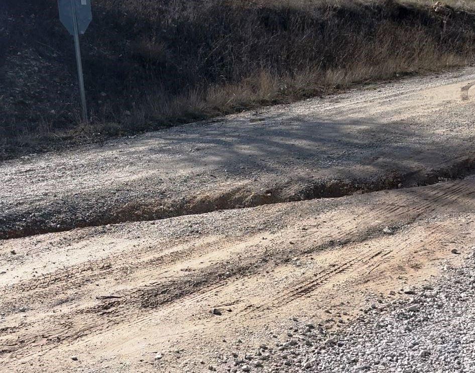 Selden dolayı çukur oluşan köy yolu tehlike saçıyor