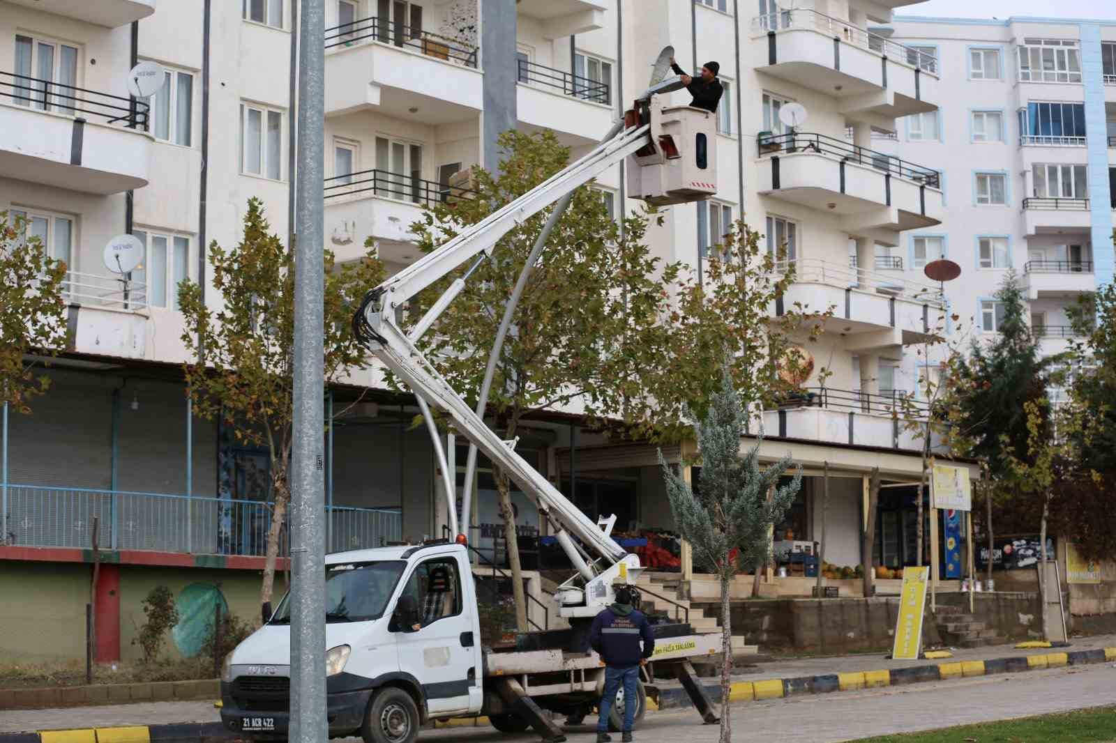 Ergani’de aydınlatma direkleri onarıma alındı