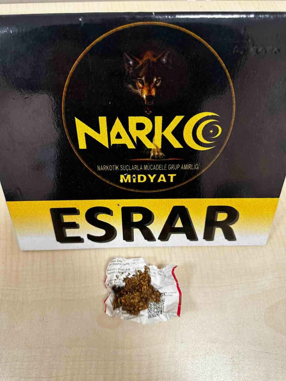 Midyat polisi 5 adet ruhsatsız tabanca ve paketler halinde uyuşturucu ele ge&ccedil;irdi
