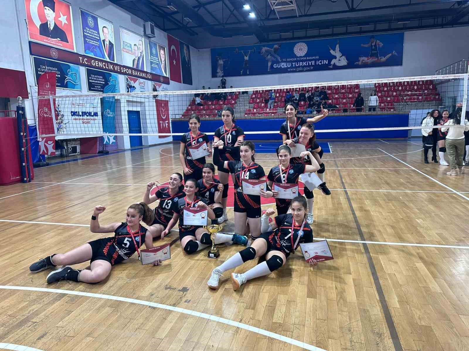 Voleybol şampiyonu Bilgi Ortaokulu oldu
