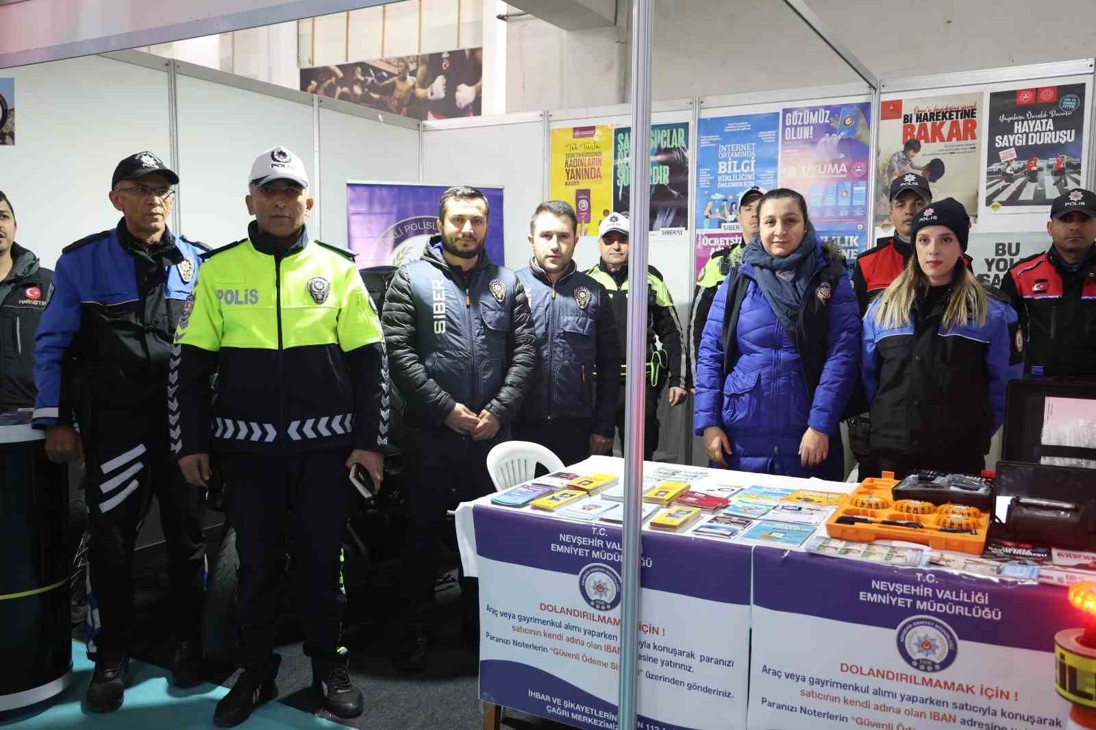 Polis standı ilgi odağı oldu
