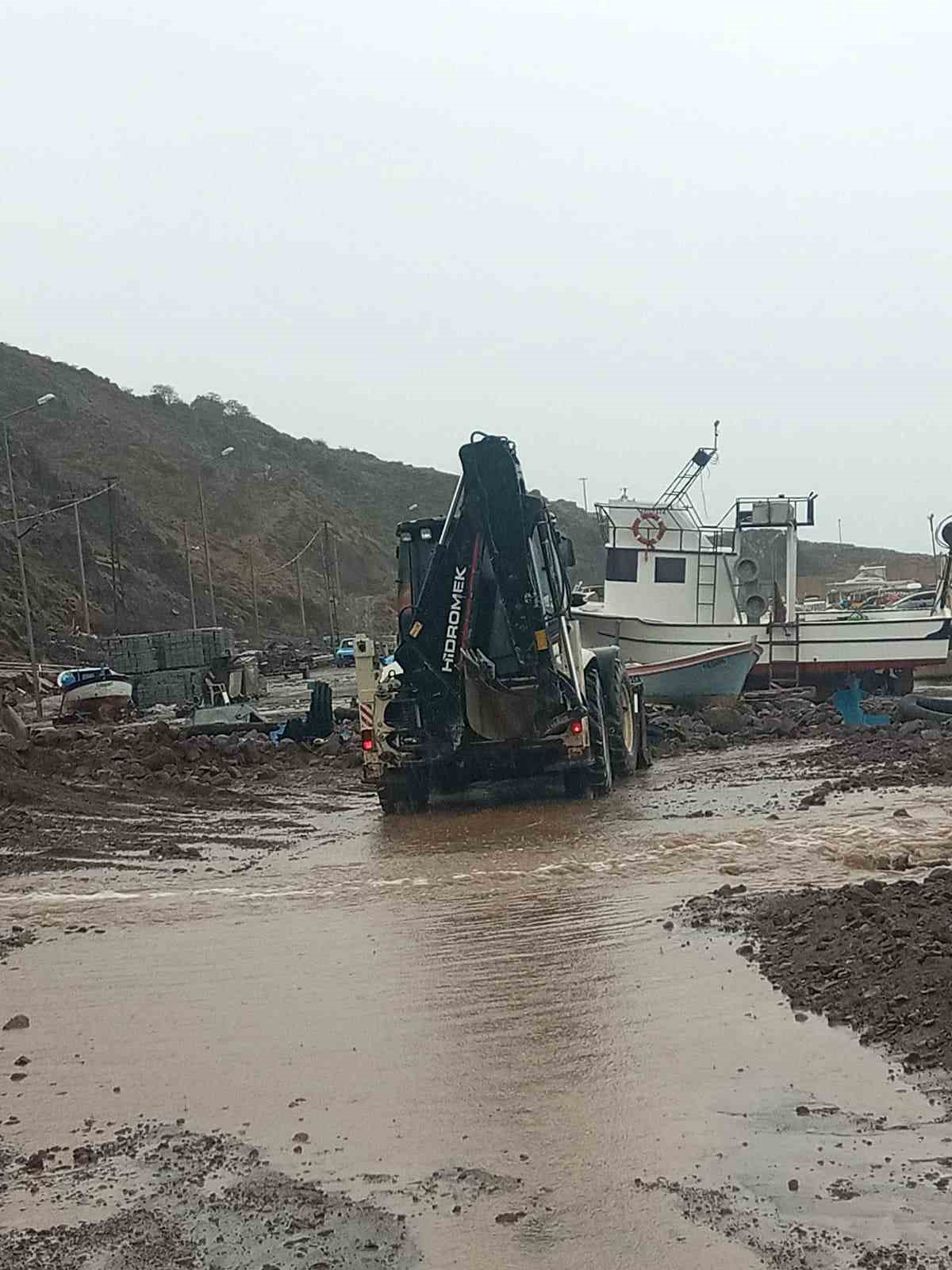 Ayvacık&rsquo;ta sağanak yağış nedeniyle G&uuml;lpınar-Babakale k&ouml;y yolu trafiğe kapatıldı
