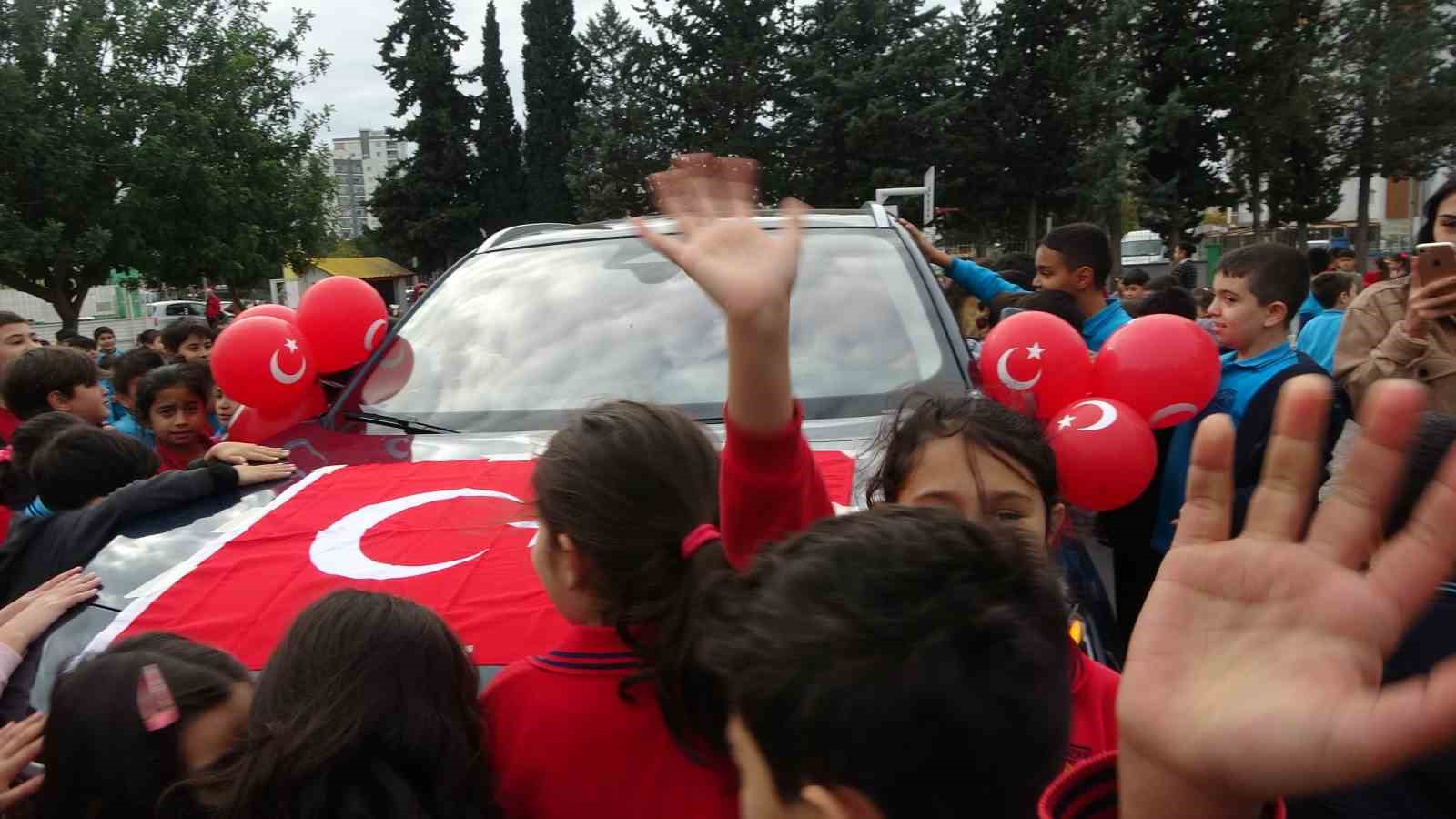 Adanalı &ouml;ğrenciler Yerli Malı Haftasında Togg&rsquo;u inceledi
