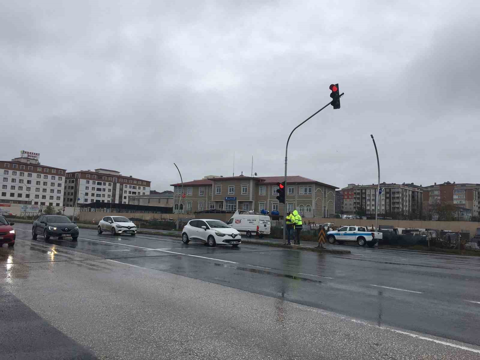 Şiddetli r&uuml;zgar trafik ışıklarını ters &ccedil;evirdi
