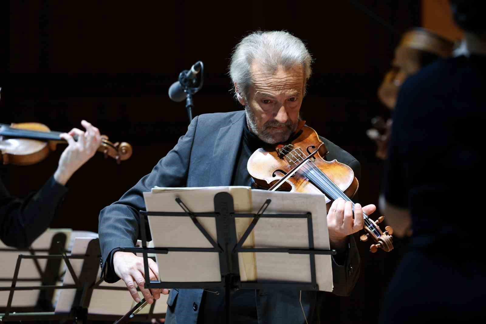 Giuliano Carmignola ve Concerto K&ouml;ln İş Sanat sahnesinde m&uuml;zikseverlerle buluştu
