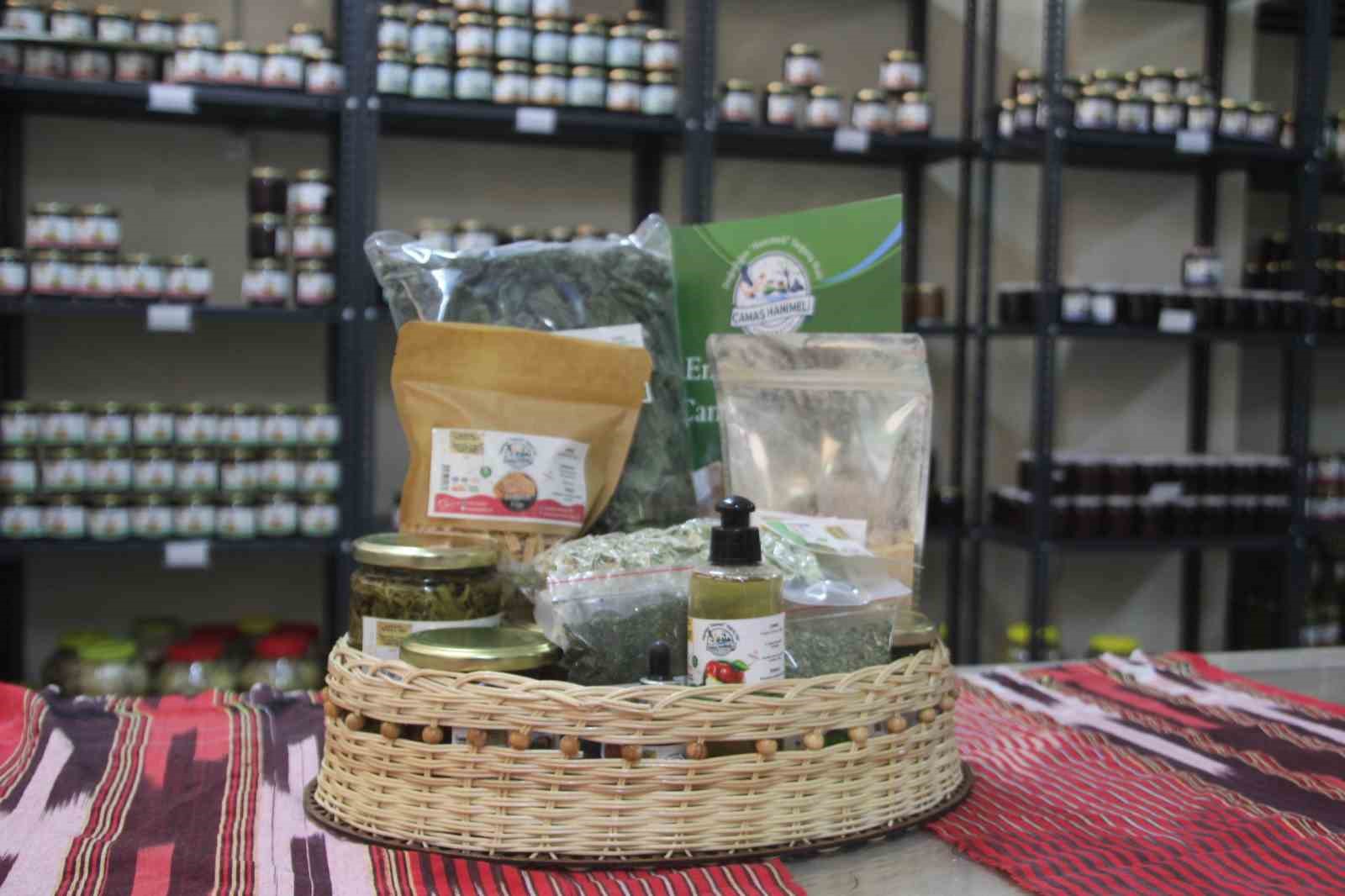 Kadınlar kurdukları kooperatif ile 160 &ccedil;eşit &uuml;r&uuml;n &uuml;retip ekonomiye katkı sağlıyor
