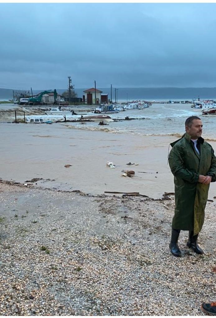 Vali İlhami Aktaş, taşkın olan yerlerde incelemelerde bulundu
