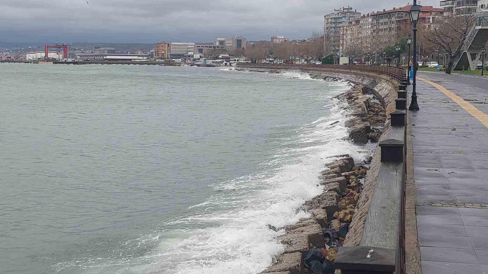 Marmara Denizi ulaşımına poyraz engeli
