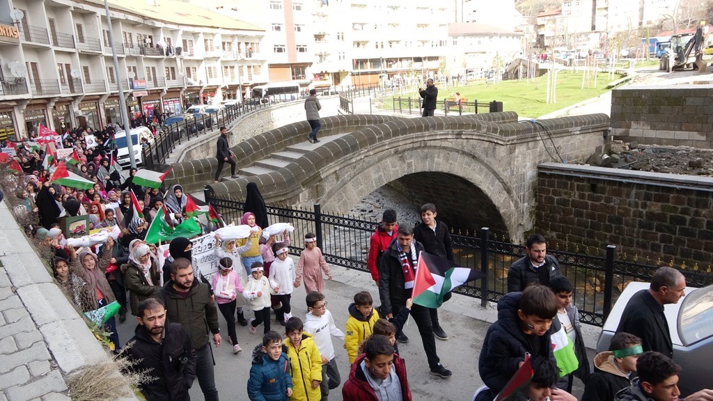 Bitlis&rsquo;te kadınlar ve &ccedil;ocuklar  Filistin i&ccedil;in y&uuml;r&uuml;d&uuml;
