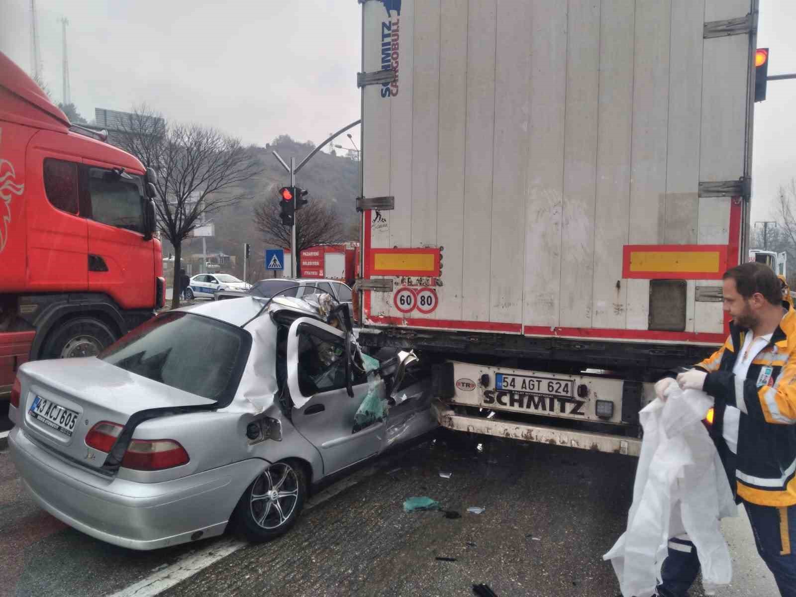 Otomobil tıra arkadan çarptı; 1 kişi öldü, 1 kişi yaralandı