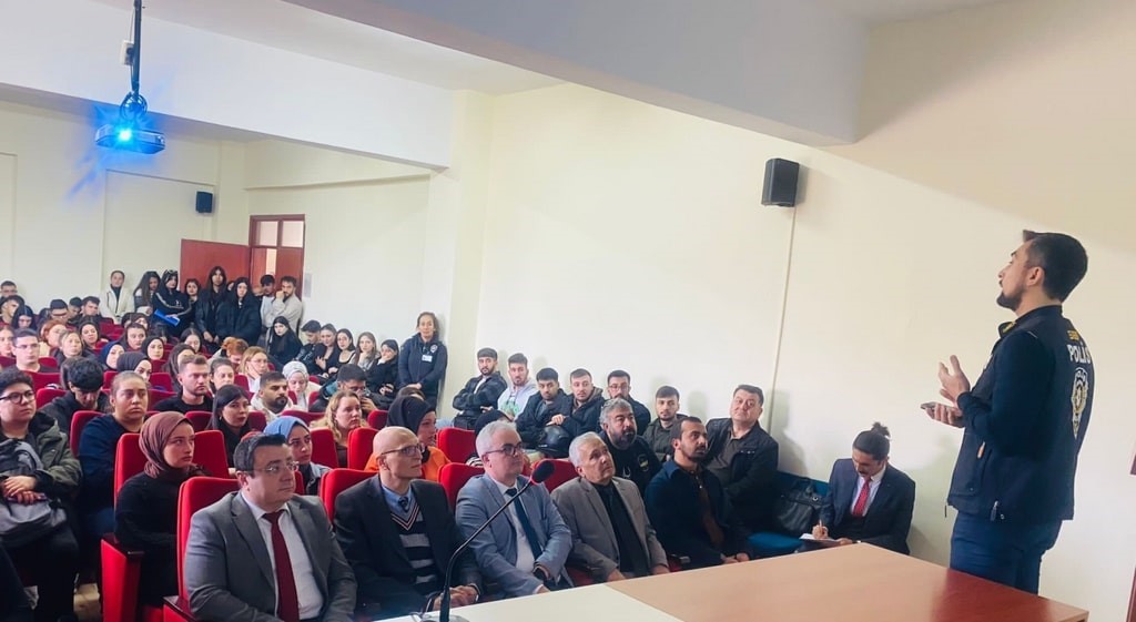 Simav MYO’da “Terör, Uyuşturucuyla Mücadele ve Siber Suçlar” başlıklı seminer