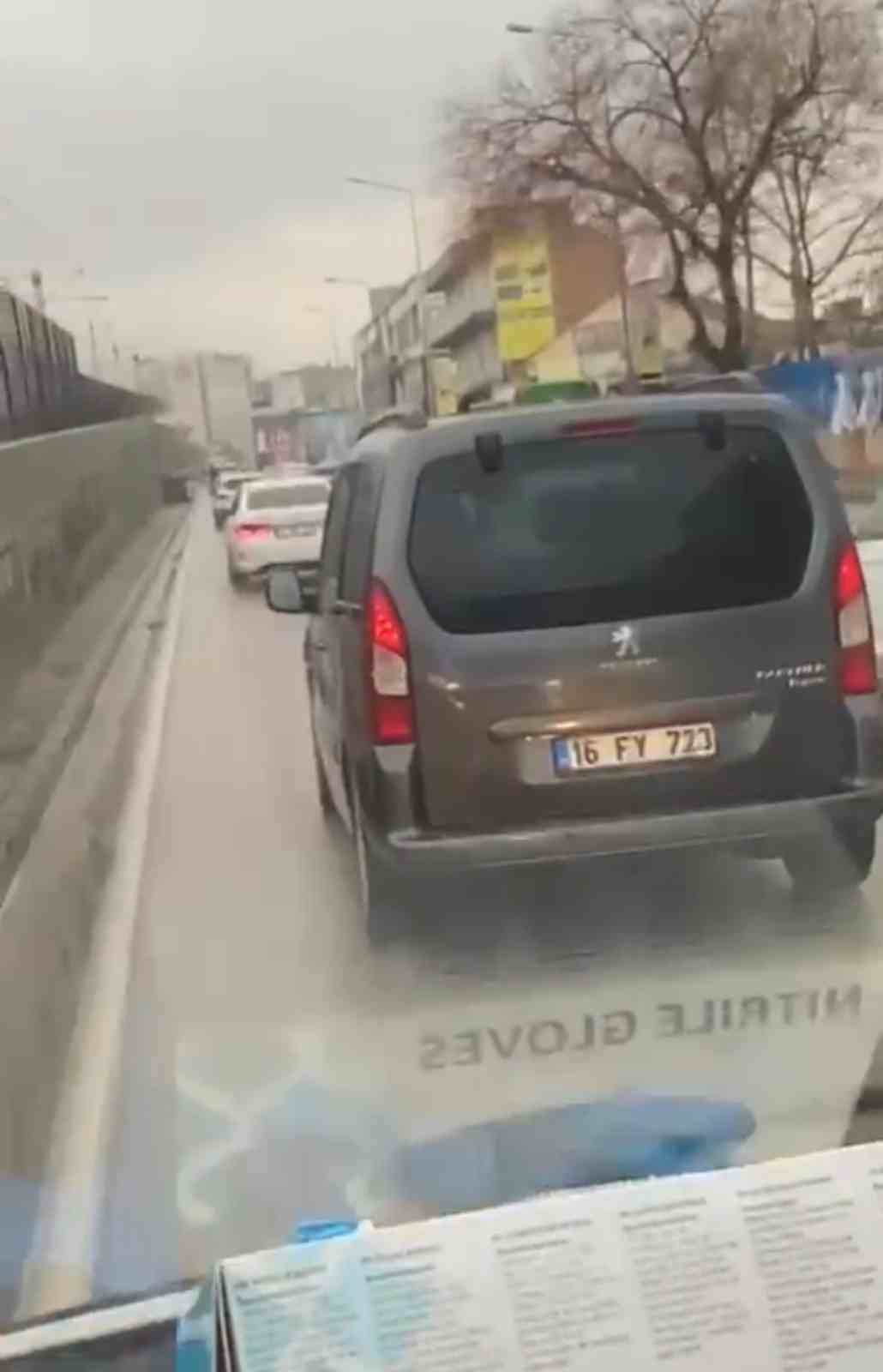 Ambulansa yol vermeyen trafik magandası kamerada 