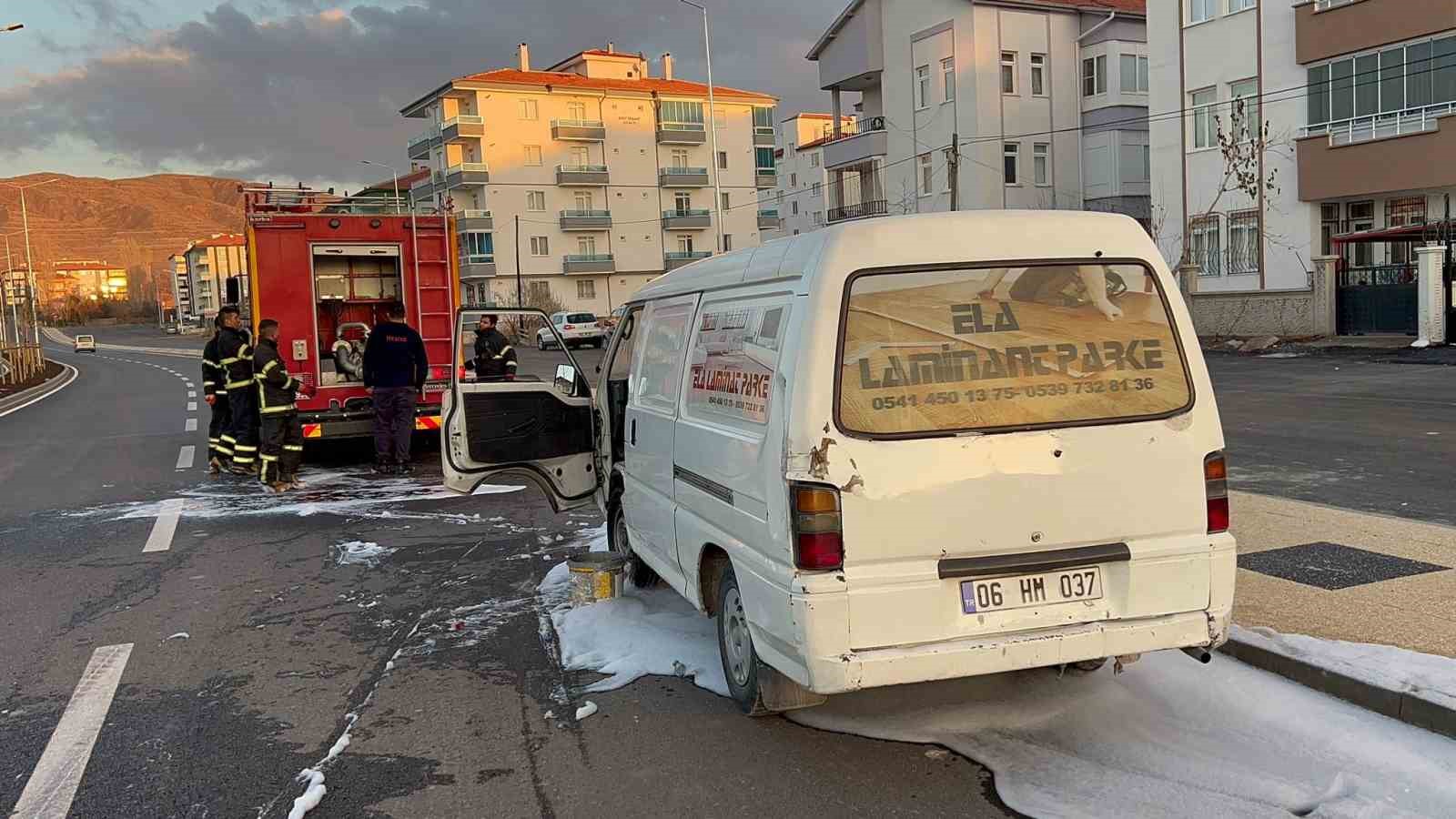 Aksaray&rsquo;da seyir halindeki kamyonet yandı
