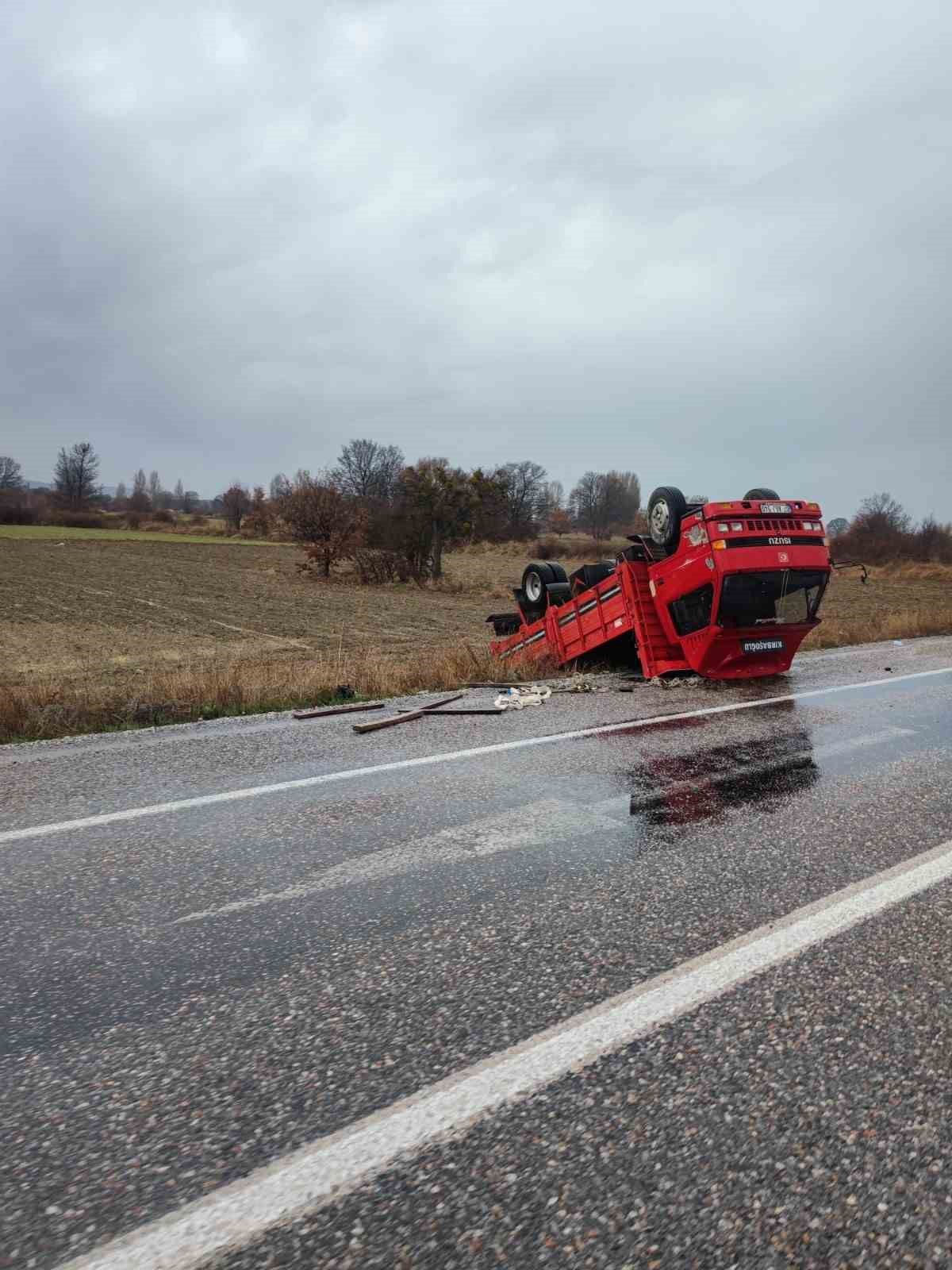 Hasta nakli yapan sağlık ekibi trafik kazası geçirdi: 3 yaralı