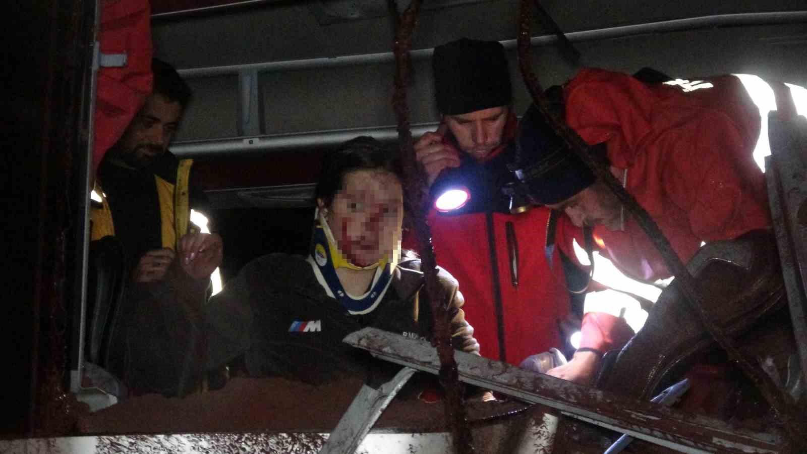 Çanakkale’de yolcu otobüsü ile kamyon çarpıştı: 3’ü ağır 9 yaralı